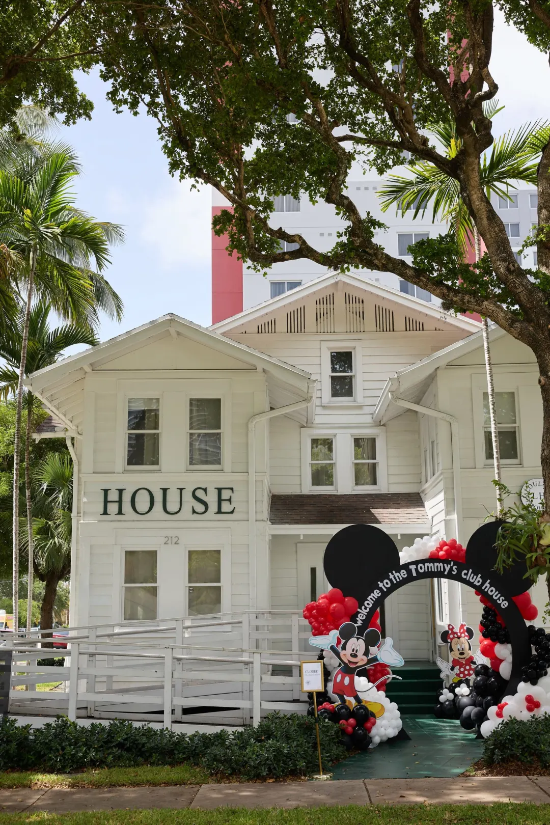 LOULOU HOUSE entrance with a Mickey-themed balloon arch and 'HOUSE' signage