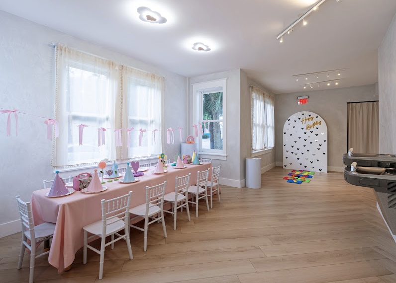 Decorated birthday room with a Happy Birthday arch at LOULOU HOUSE