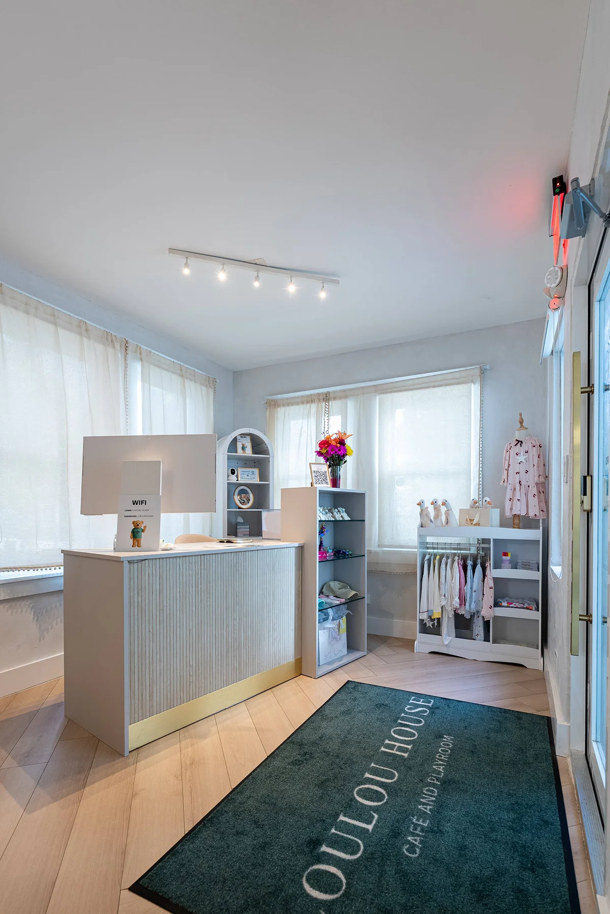 The LOULOU HOUSE welcome desk at the entrance to the Play Room.