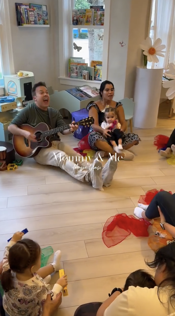 Live guitar music class for toddlers at LOULOU HOUSE