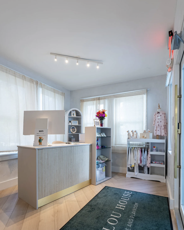 Boutique corner with LOULOU HOUSE welcome rug and kids' apparel