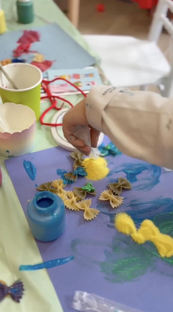 Little hands crafting during a LOULOU HOUSE workshop