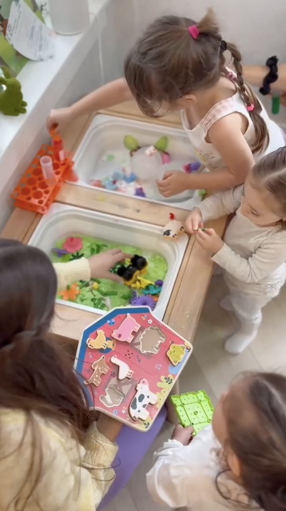 Sensory table play during a LOULOU HOUSE workshop